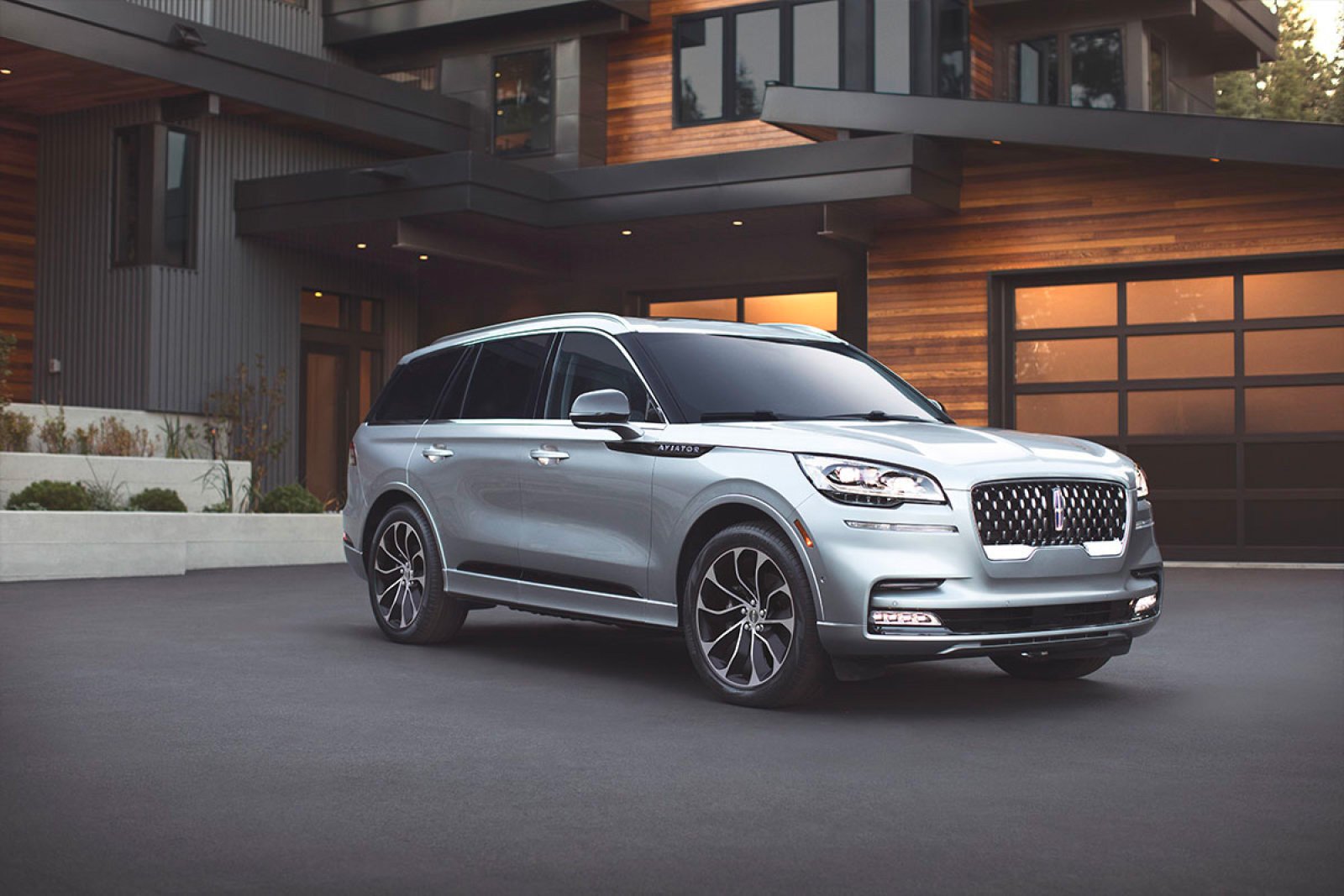 Lincoln Unveils Re-Designed Aviator SUV for 2020