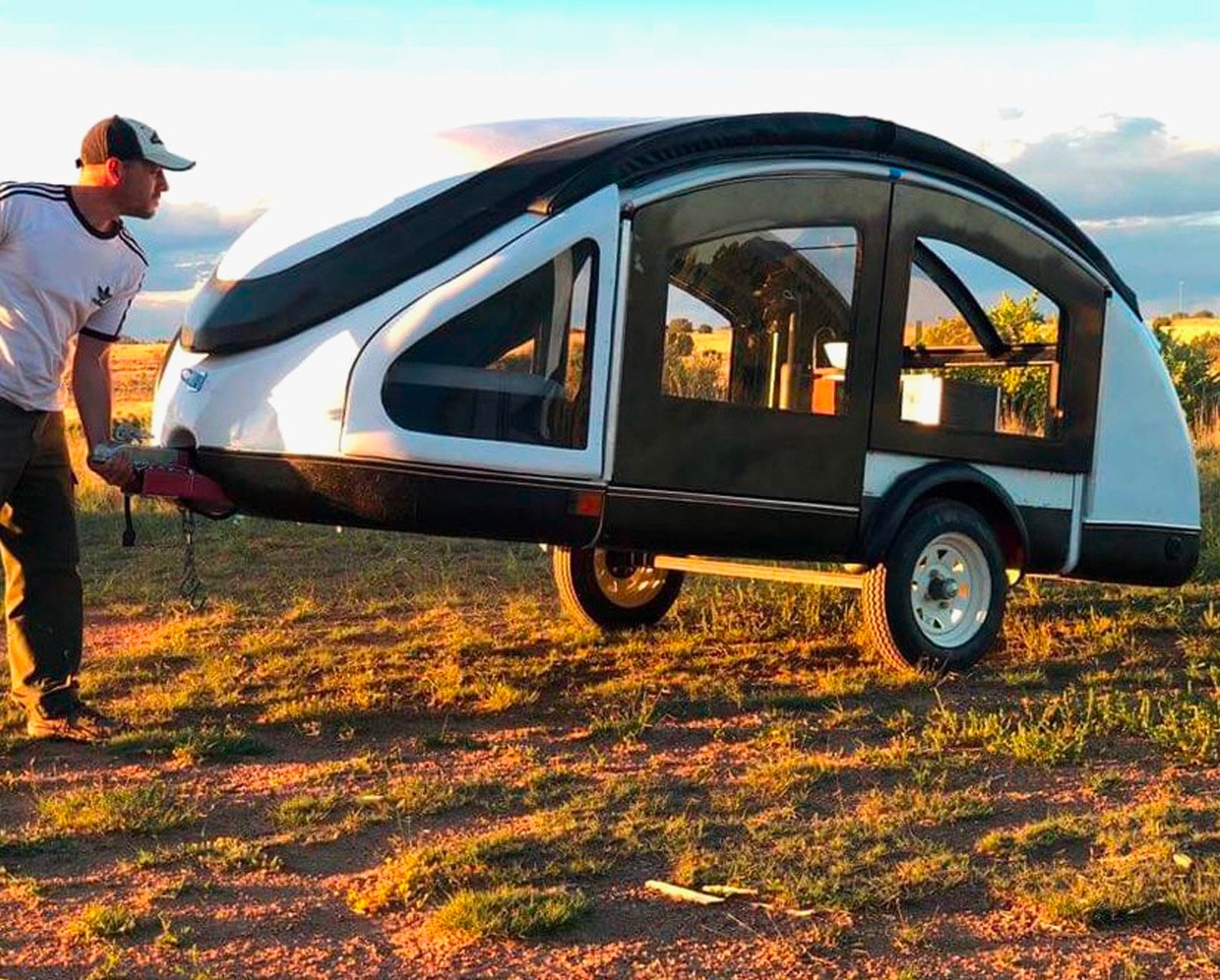 This Carbon Fiber Earth Traveler Teardrop Weighs Just 300 Pounds