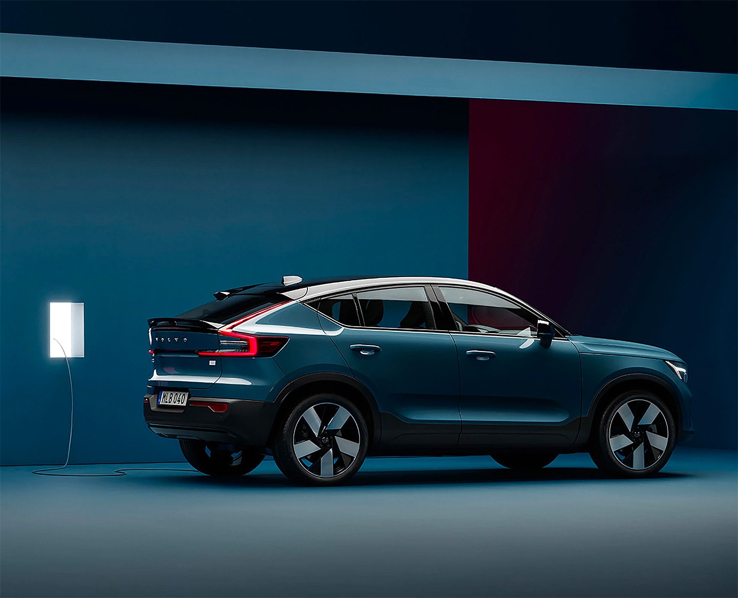 Volvo Debuts Its First Plug-in Crossover: The C40 Recharge