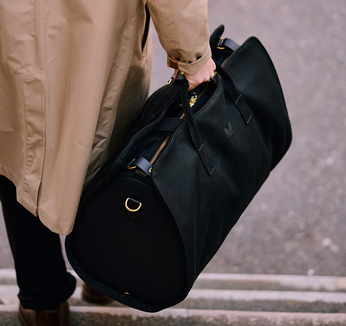 For Work or Weekends, The S.C Holdall is a Smart Traveler