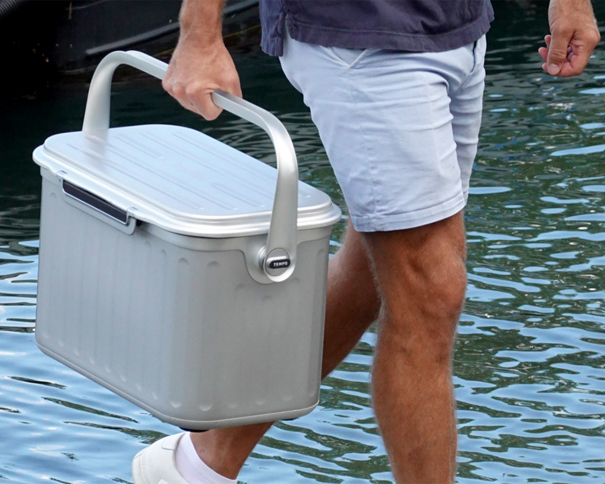 The Ice-free Oyster Cooler Uses Vacuum Technology to Keep Drinks Chilled