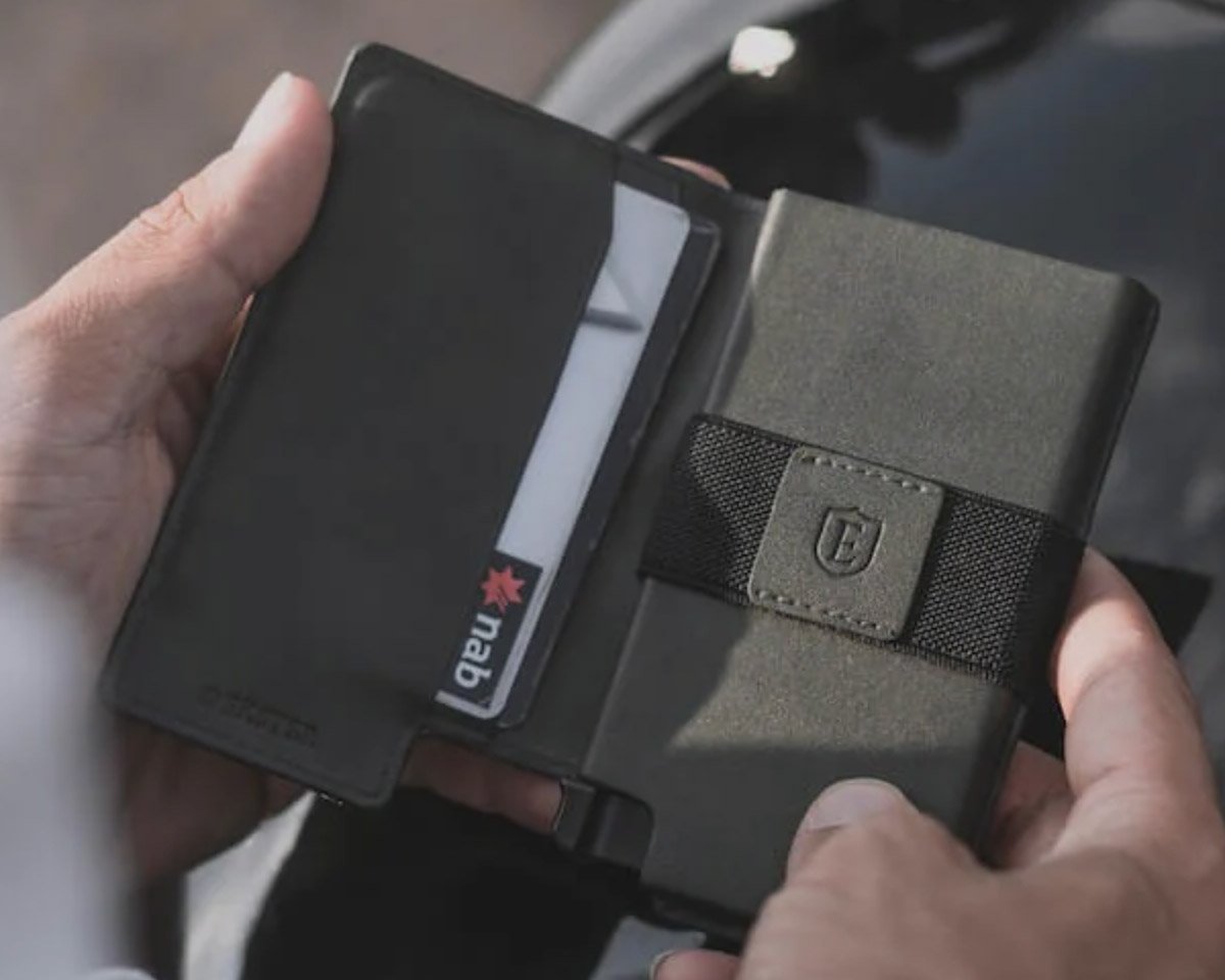 Ekster’s Parliament Wallet Wraps it’s Convenient Card Ejection Mechanism in Rich Leather