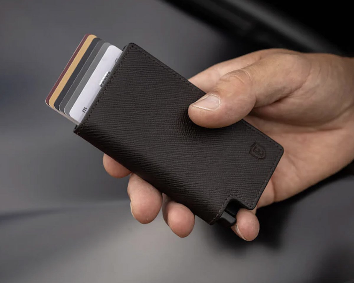 9 Best Pop Up Wallets for Men: Easy Access to Your Cards